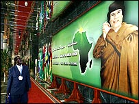 تصوير معمر قذافی در راهروی ساختمان برگزاری اجلاس رهبران آفريقايی