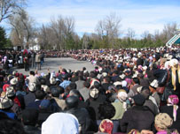 Kırgızistan'ın Oş kentinde göstericiler