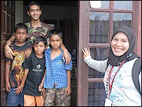 Trẻ em ở vùng bị Tsunami