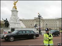 Bush deixa o Palácio de Buckingham após cerimônia de recepção