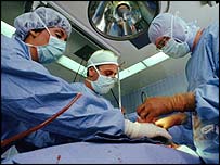 ऑपरेशन करते सर्जन