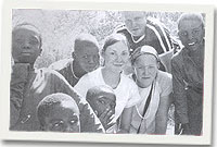 Bethan efo Ceri o Lanrwst a Mathew o Ysgol y Creuddyn gyda bechgyn o'r ysgol.