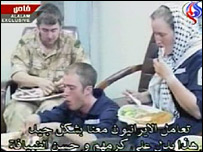 خدمه دریایی بریتانیا در تصاویر تلویزیون ایران درحال صرف غذا