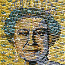 Rainha Elizabeth 2ª (HRH Lizzie), de Tessa Hunkin, com cristais Swarovski (imagem: Gemstone Creative)