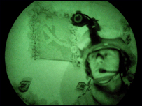 Quân đội Mỹ sử dụng loại kính nhìn xuyên đêm trong các hoạt động quân sự ban đêm ở Iraq