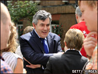 布朗在首相府花园接待客人。