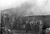 Jennie Davies a John Edwards gyda chwsmer o flaen Yr Efail