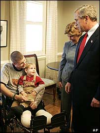 Bush em centro médico militar