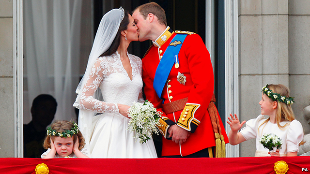 شهزاده ويليم او مېرمنه يې کترين ميدلتن د خپل واده له مراسمو وروسته د بکنگهم ماڼۍ پر برنډې يو بل ښکلوي.