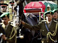 Corpo de Arafat é levado em procissão pelas ruas do Cairo