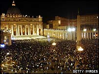 Papa'nın öldüğünün duyurulmasının ardından Roma'daki Saint Peter Meydanı'nda milyonlarca kişi toplandı