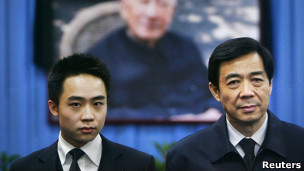 Bạc Qua Qua (trái) và cha đẻ, ông Bạc Hy Lai