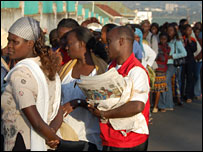 Filas em zonas eleitorais do Quênia