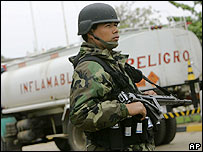 Soldado guarda a refinaria de Guillermo Elder Bell, em Santa Cruz