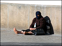 Mulher muçulmana pede dinheiro em Valência