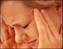 زنی از درد سرش را می فشارد