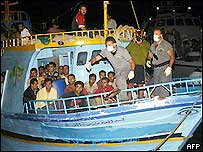 Sicilya açıklarındaki Lampedusa Adası'na inmek isteyen mülteciler