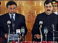 गीलानी को शपथ दिलाते मुशर्रफ़ 