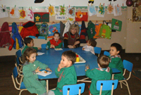 Mary Zampini a phlant yr ysgol feithrin