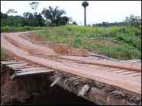 Frágeis pontes feitas de madeira são comuns na BR-163