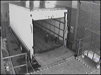 Imagem de circuito interno com caminhão usado no roubo