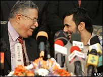 محمود احمدی نژاد سرگرم گفتگو با جلال طالبانی