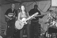 Meinir Gwilym yn perfformio