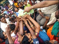 فقرای هند بعد از سونامی غذا می گیرند