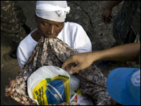 mulher recebe comida