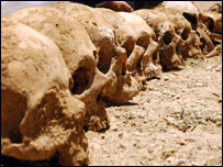 اجتماعی قبر میں سینکڑوں افراد کی باقیات ملی ہیں