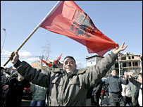 Kosovar comemora a declaração.