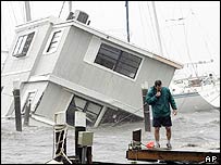 Barco submerso por fortes ondas no litoral da Flórida