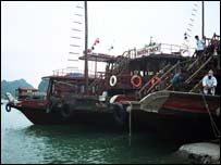 Thuyền đánh cá Việt Nam trên vịnh Hạ Long