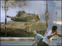 Palestinos jogam pedras em tanque na cidade de Nablus