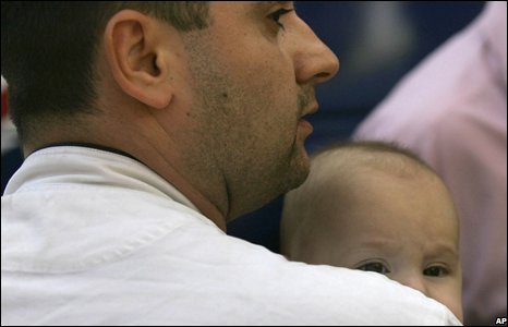 Hai cha con thoát nạn