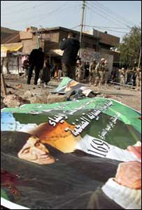 Cartazes eleitorais ficaram em meio aos escombros após explosão perto de mesquita em Bagdá