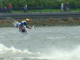 James Young yn sgilfyrddio ym Mhwllheli.  Gan Fran Games