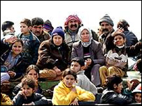 Kadınlı çocuklu bir mülteci grubu