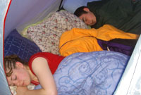 Delyth Robinson yn cysgu yn y babell