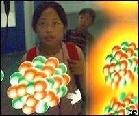 Estudantes olhando o diagrama da energia atômica no museu de Seul