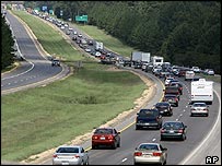 مردم در حال خروج از شهر