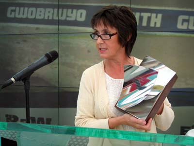 Menna Richards, Rheolwr BBC Cymru yn y seremoni wobrwyo