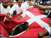 مسلمانان اندونزيايی پرچم دانمارک را آتش می زنند