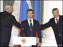 Sergei Bagapsh, da Abecásia, Dmitry Medvedev, da Rússia, e Eduard Kokoity, da Ossétia do Sul