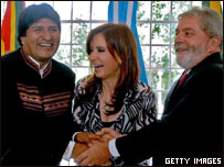 Os presidentes da Bolívia, Evo Morales, da Argentina, Cristina Kirchner, e do Brasil, Luiz Inácio Lula da Silva, em reunião em Buenos Aires