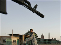 Afganistan'da bir askerin tüfeği