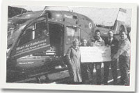 Cyflwyno siec i'r elusen