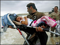 Policial libanês ajuda na evacuação de estrangeiros