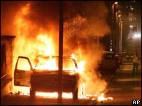 Carro em chamas na madrugada de sábado, 5 de novembro, em protestos em Pierrefitte, norte de Paris.