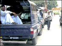 عدالت کے باہر پولیس کی بھاری نفری موجود تھی